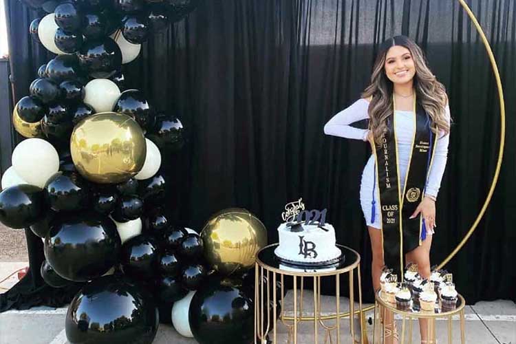 23 Picture-Perfect Graduation Party Backdrop Ideas That Will Wow Your Guests 6 Chic Black and White Balloon Backdrop