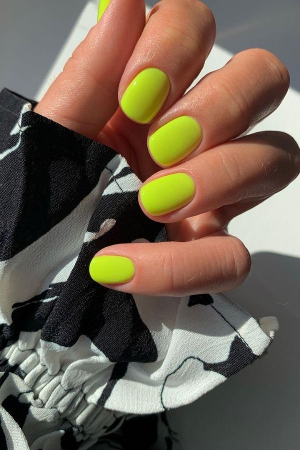 Citrus-Lime Bright Nails