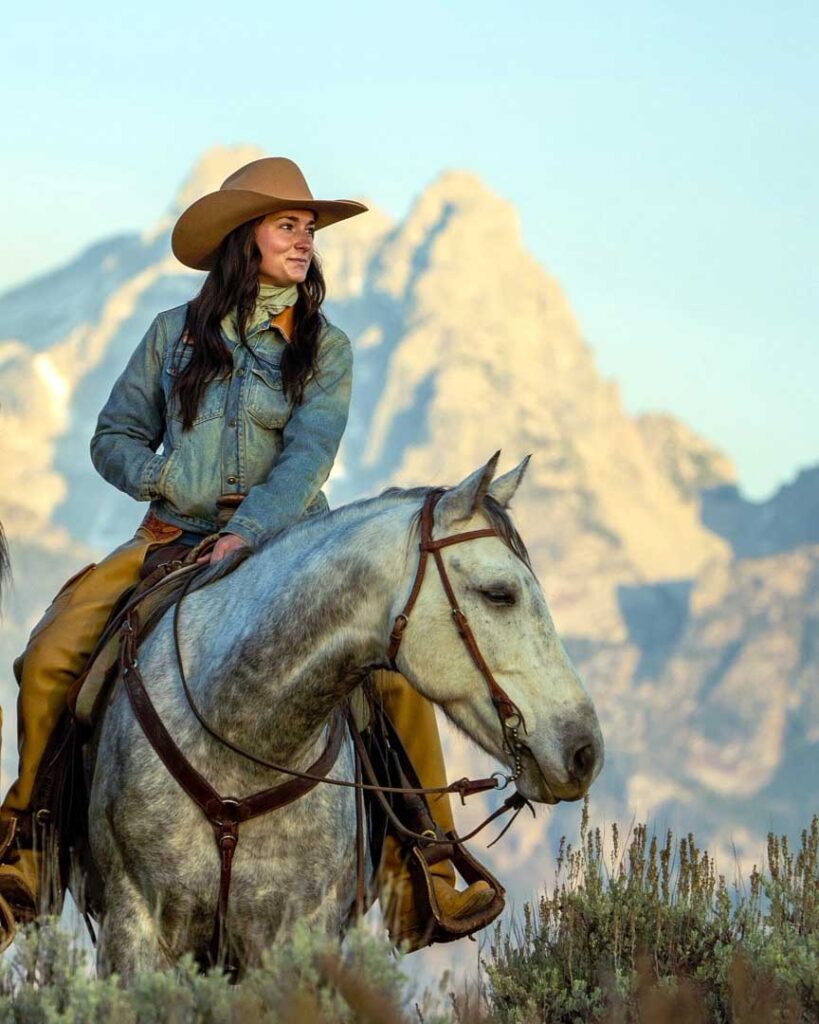 36 Cowgirl Outfit Ideas for Women Who Love the Western Trend 1 Classic Cowgirl Style