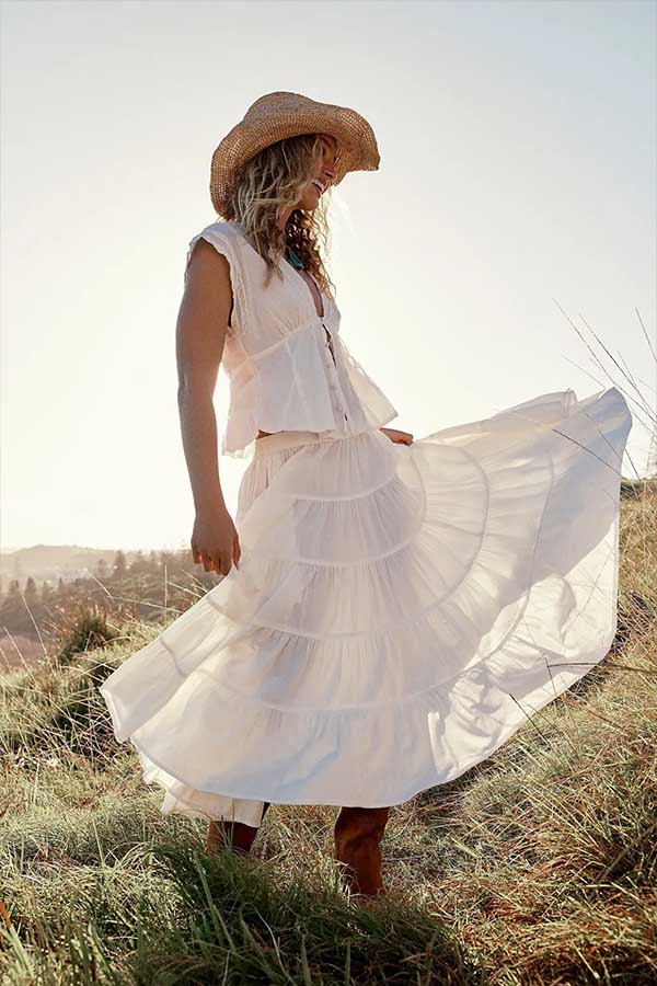 36 Cowgirl Outfit Ideas for Women Who Love the Western Trend 11 Coastal Cowgirl Beach Look
