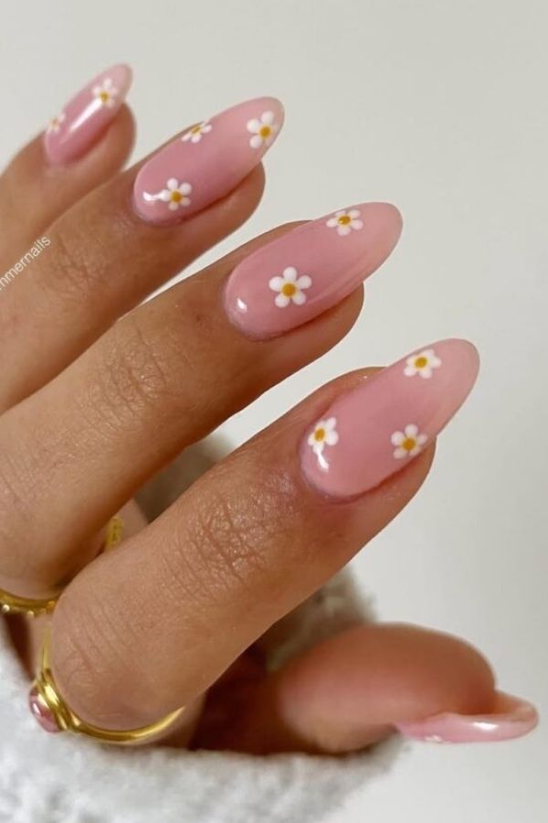 47 Cute Graduation Nail Ideas Mani Designs To Instantly Elevate Your Graduation Look 5 Cute Grad Daisy Nails