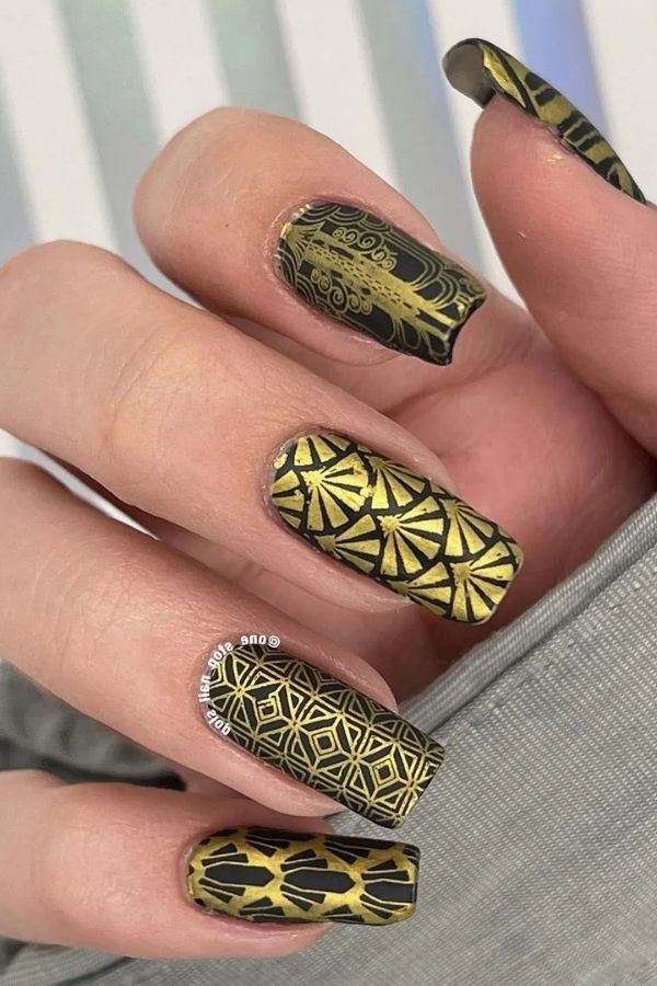 34 Most Stunning Deco Nails Art to Try Right Now 3 Gorgeous Gold Black Art Deco Nails Design