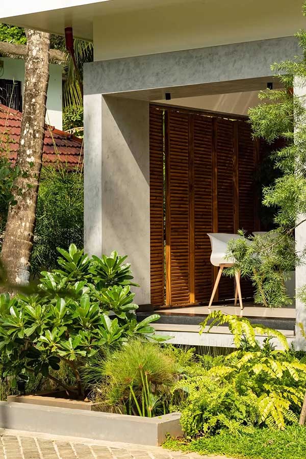 29+ Cozy Backyard Ideas for Small Outdoor Spaces 18 Keep Landscaping Minimal