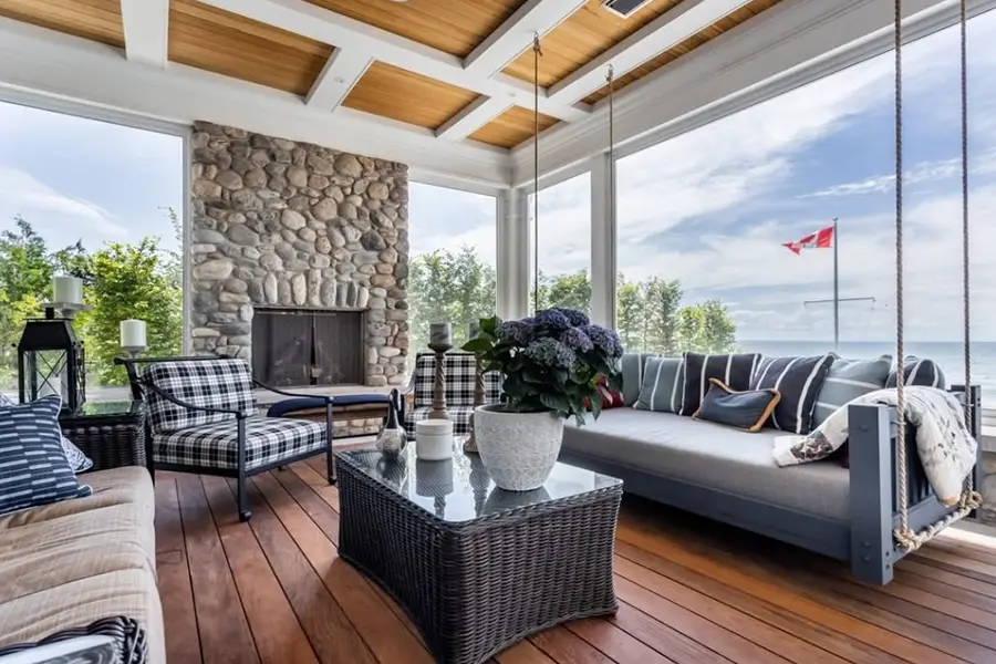 Relaxed Lakeside Cottage Decor
