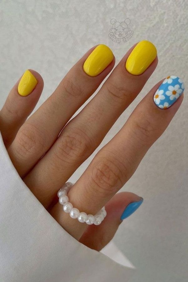 43 Trending Short Summer Nails Designs You Can’t Miss But Replicate 32 Yellow Blue Flower Nails