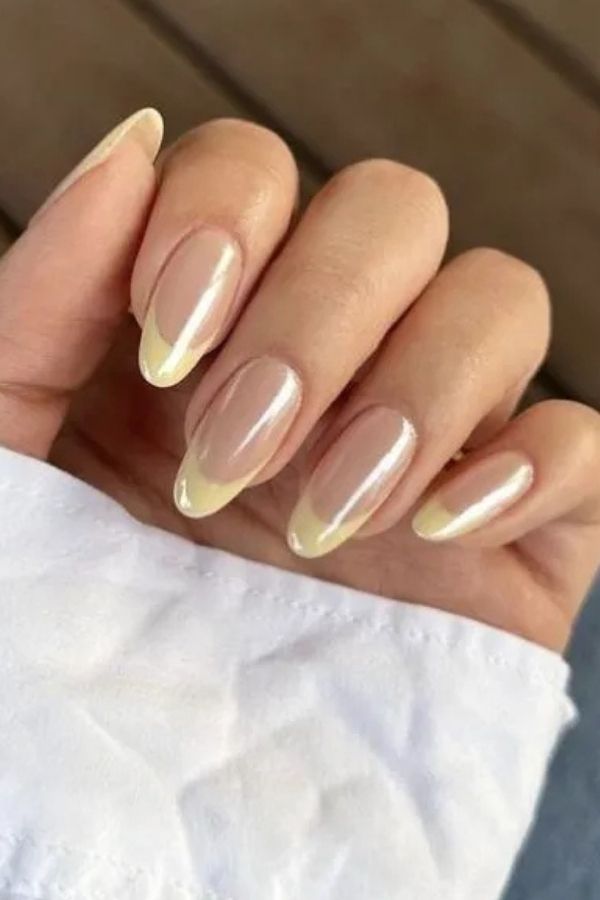 34 Soft to Bold Cutest Yellow Nail Designs Ideas Perfect for Summer and Beyond 1 Yellow Chrome Nails