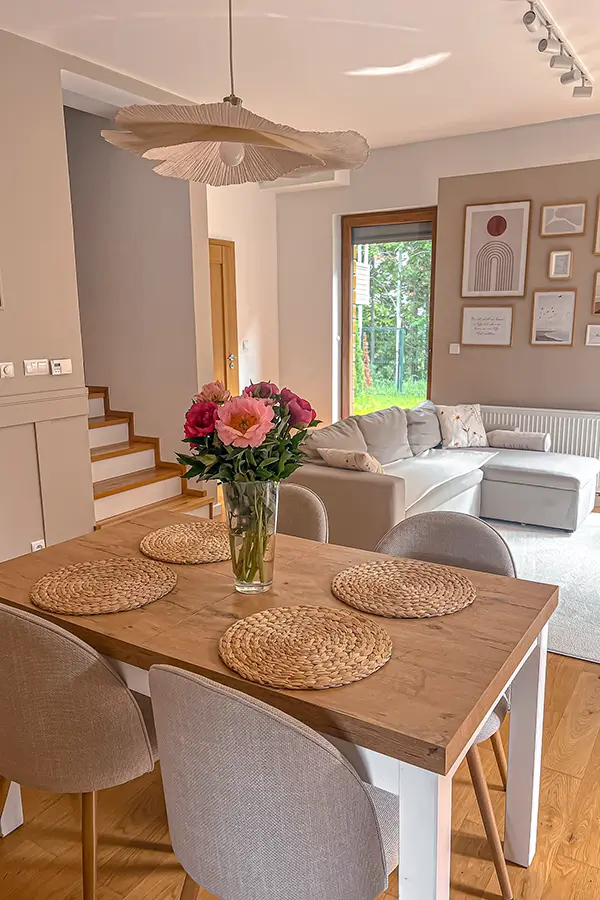 28 Minimalist Living Room Ideas That Feel Bigger 16 Add Life With Fresh Flowers
