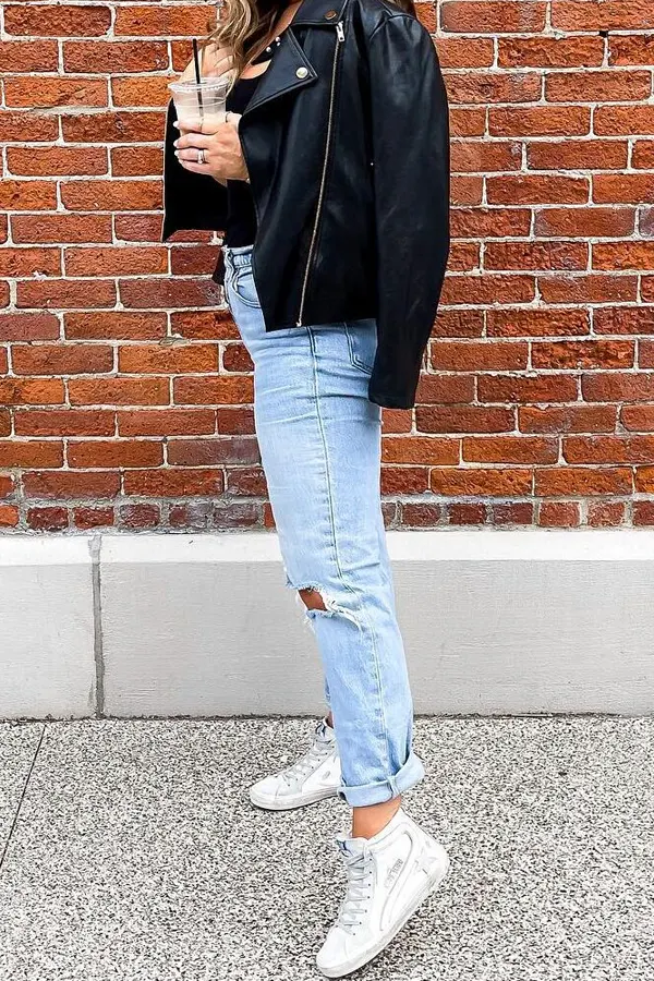 29 Classy Fall Outfits For Women Over 40 & 50 That Prove Age Has No Fashion Limits 12 Boyfriend Jeans and Leather Jacket for Edgy Comfort