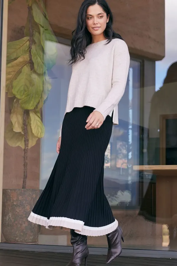 29 Classy Fall Outfits For Women Over 40 & 50 That Prove Age Has No Fashion Limits 25 Cashmere Sweater and Midi Skirt The Ultimate Fall Classic