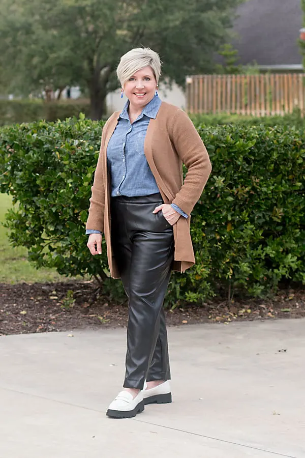 29 Classy Fall Outfits For Women Over 40 & 50 That Prove Age Has No Fashion Limits 8 Chambray Shirt with Faux Leather Pants