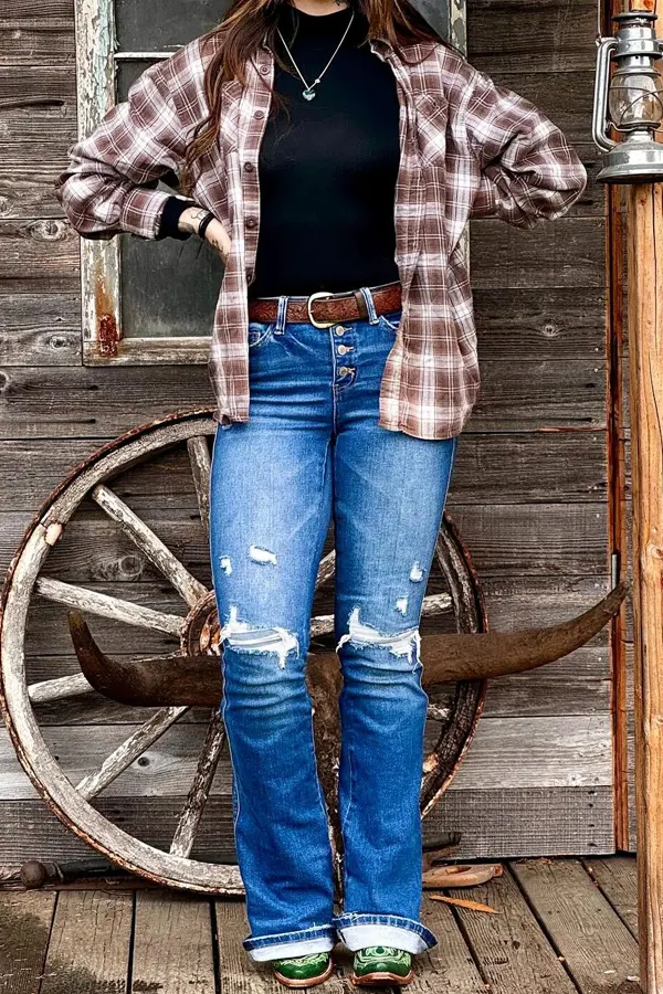 29 Classy Fall Outfits For Women Over 40 & 50 That Prove Age Has No Fashion Limits 23 Flannel Shirt with Boyfriend Jeans for Laid-Back Autumn Days