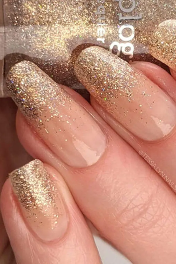 37. Glam Fall Wedding Nail Ideas For Guests & Bride That Look Great in Every Photo 4 Gold Ombre Nails with Holographic Glitter