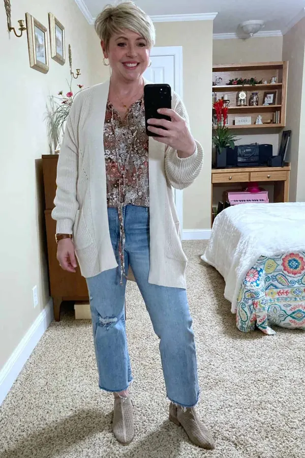 29 Classy Fall Outfits For Women Over 40 & 50 That Prove Age Has No Fashion Limits 7 Light Cardigan and Faded Jeans for a Fresh Fall Look