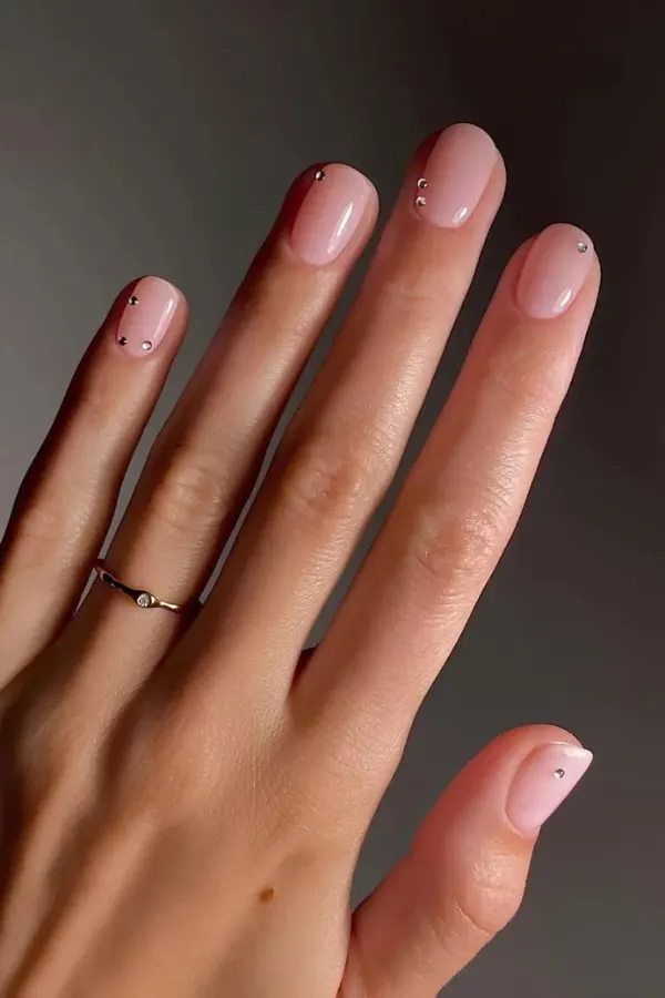 37 Must-Try Clean Girl Nails Ideas for a Fresh and Effortlessly Simple Look 10 Minimalist Gem Detail