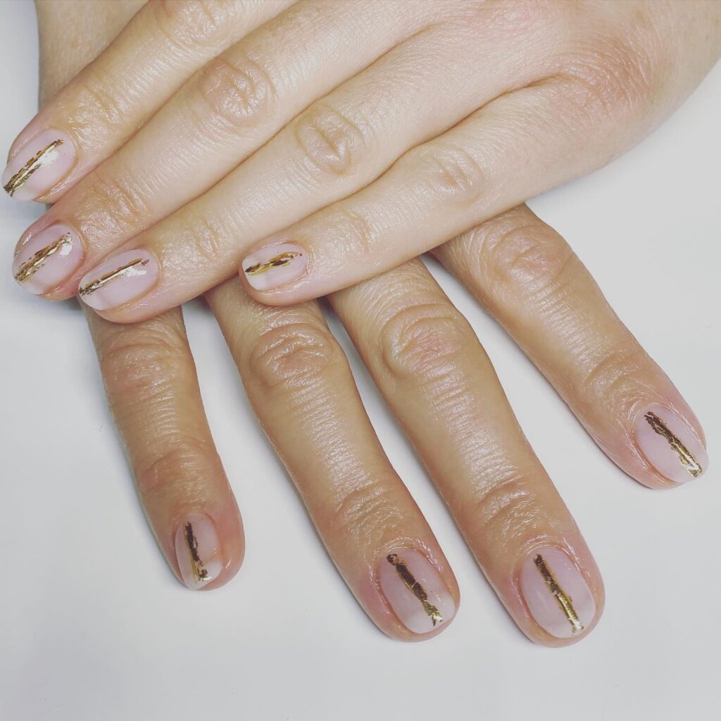 44 Simple Clear Nail Designs For Fresh, Clean, and Modern Mani Look 37 Minimalists Gold Sweep Nails