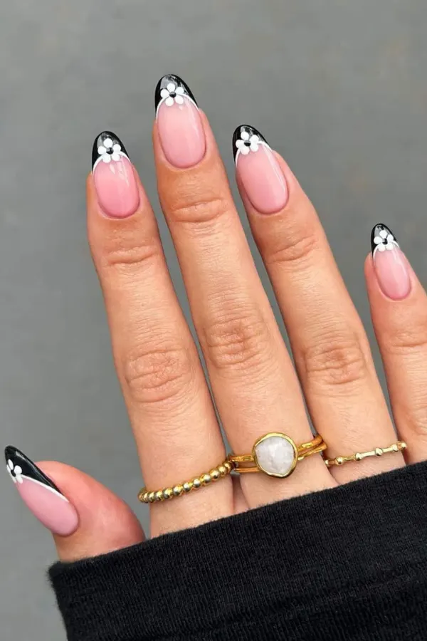 54 Elegant Flower Nail Designs Floral Mani Ideas To Copy This Season 56 Retro-Inspired Monochrome Flower Nails
