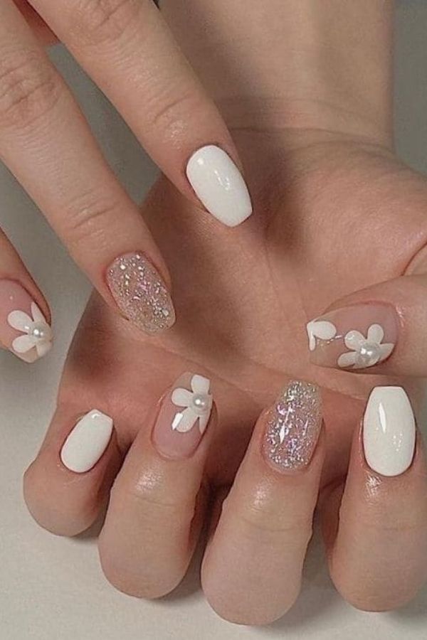 Soft Cute White Floral Nails