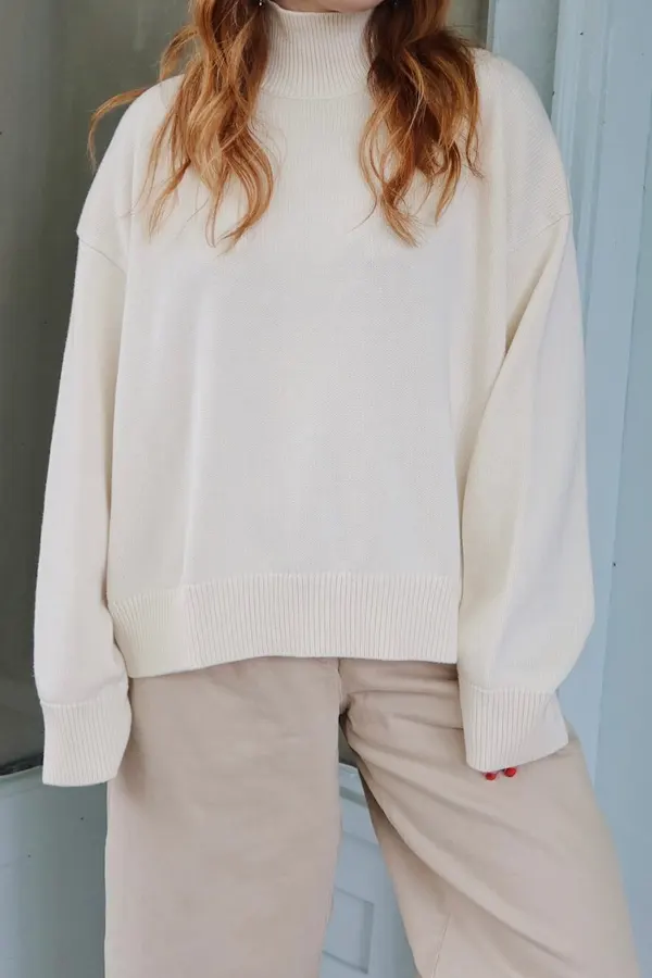 29 Classy Fall Outfits For Women Over 40 & 50 That Prove Age Has No Fashion Limits 16 Turtleneck and Wide-Leg Pants