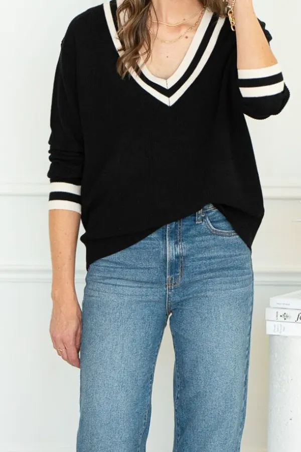 29 Classy Fall Outfits For Women Over 40 & 50 That Prove Age Has No Fashion Limits 4 V-Neck Sweater and Dark Wash Jeans for Classic Fall Style