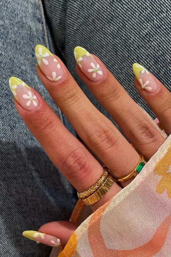 54 Elegant Flower Nail Designs Floral Mani Ideas To Copy This Season 44 White Floral Yellow French Tips