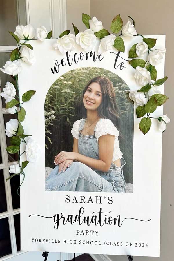 Chic Graduation Welcome Sign Setup
