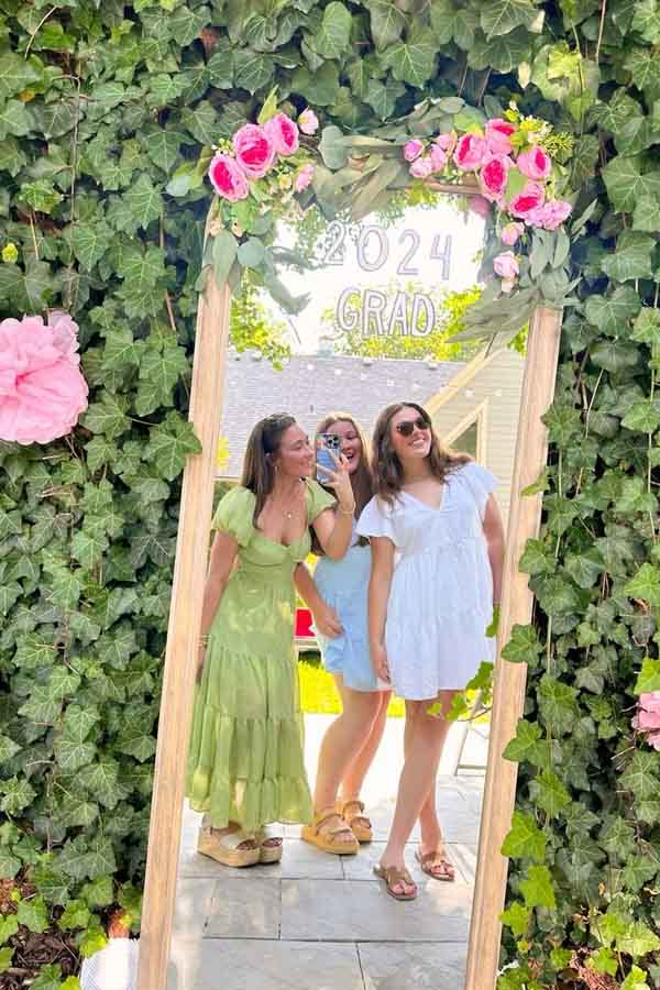 Selfie Mirror With Grad Flair
