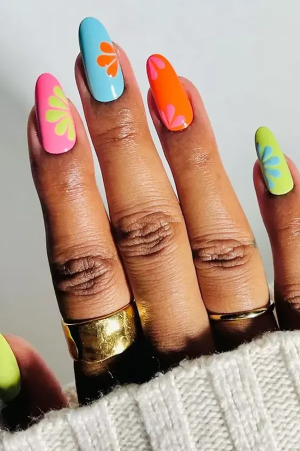 Bold Abstract Daisies