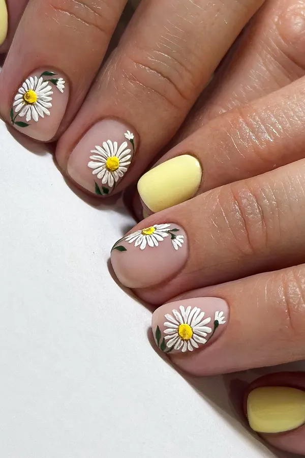 Butter Yellow Daisy Manicure Idea