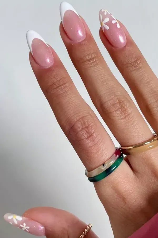 Glazed Daisy Nails