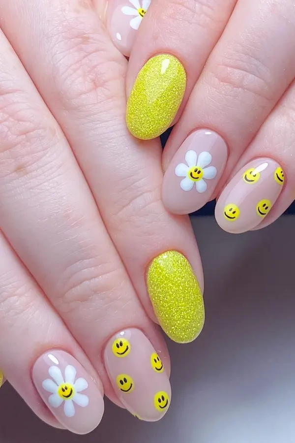 Yellow Daisy Shimmering Nails