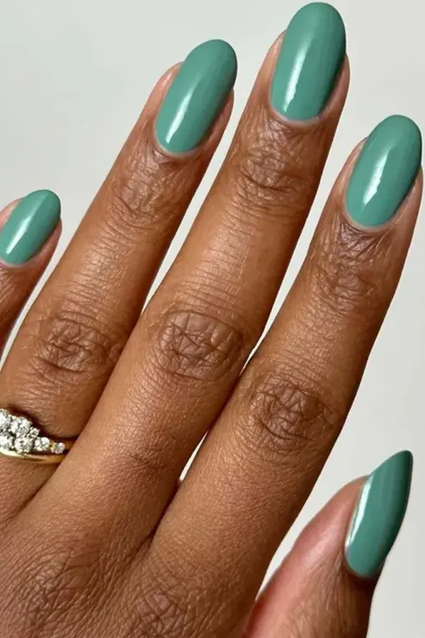 Creamy Jade Nails Offer a Soft and Understated Summer Glow