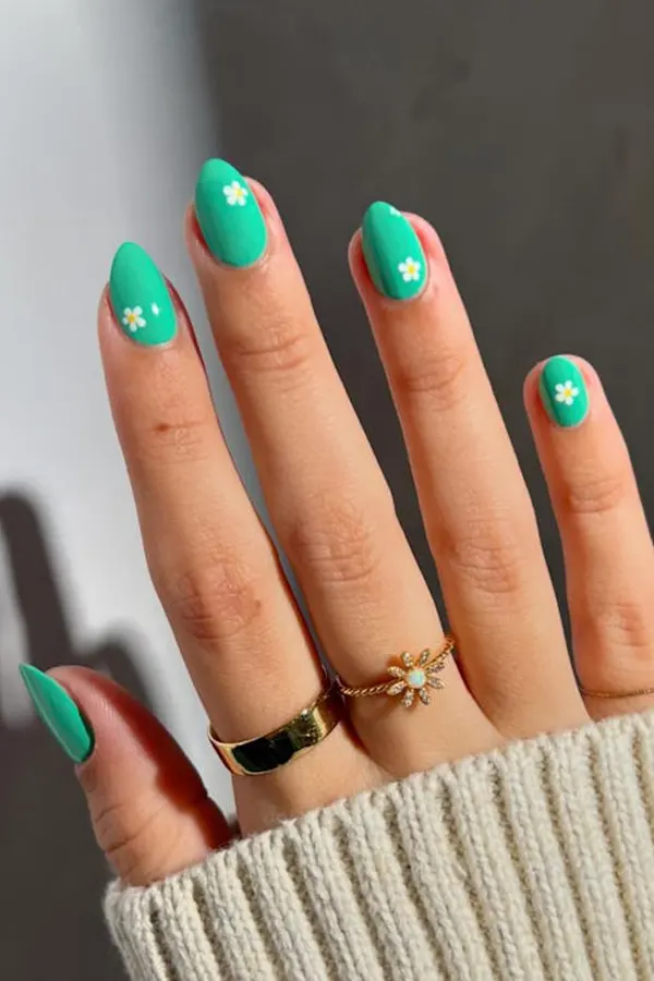 Cute Green Daisy Nails