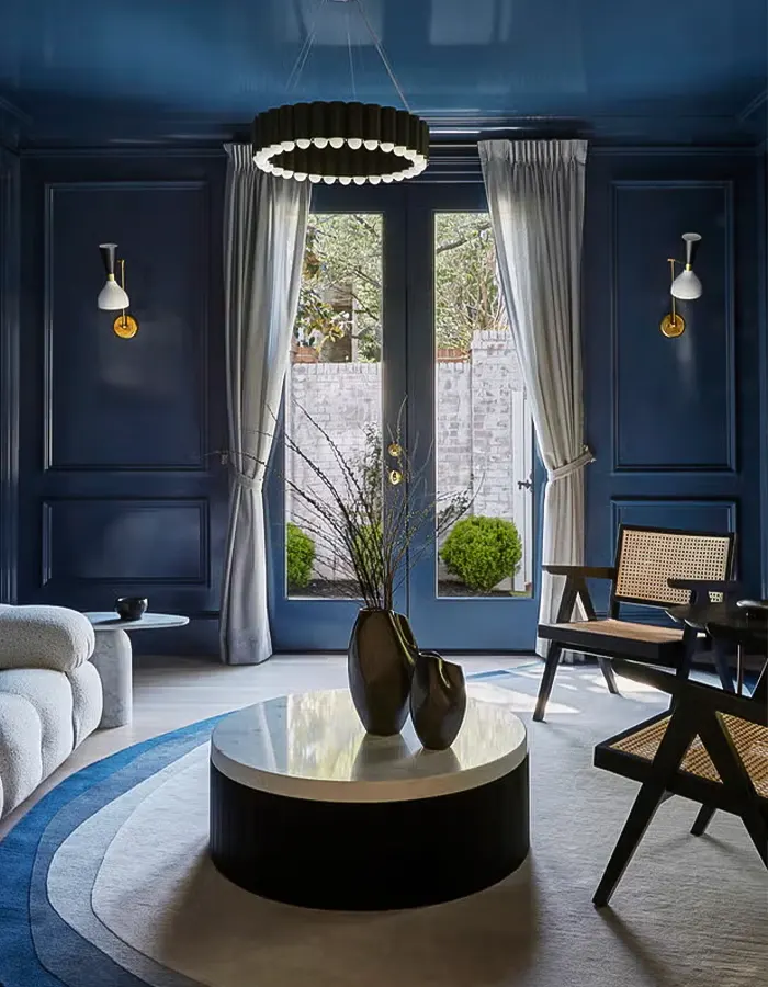 Glossy Midcentury Living Room with Iconic Pieces