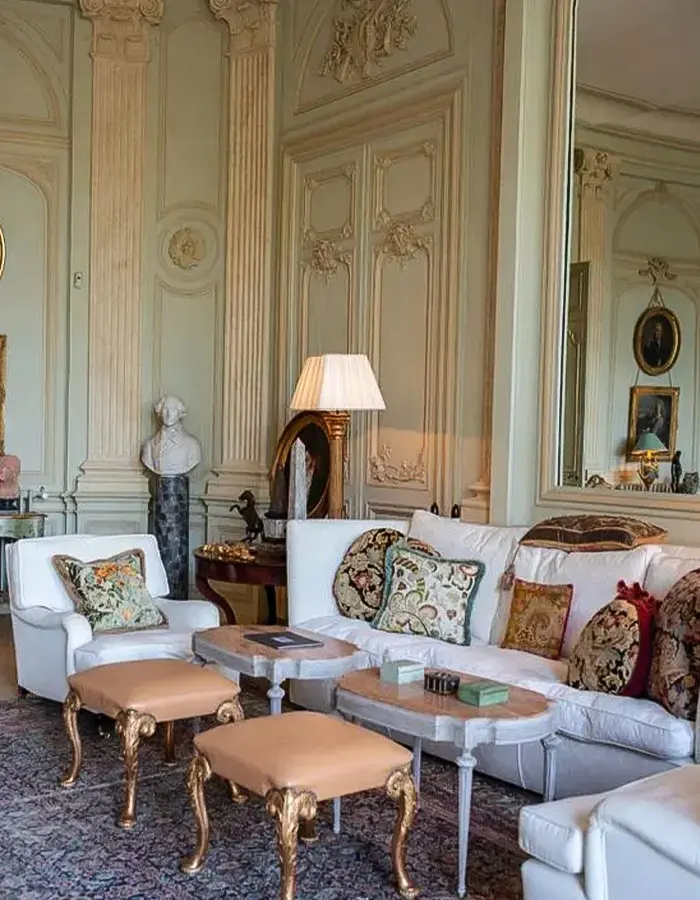 Refined Vintage Living Room in Green and Gold