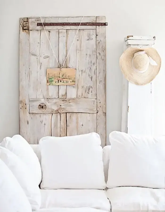Relaxed White Look With Vintage Touches
