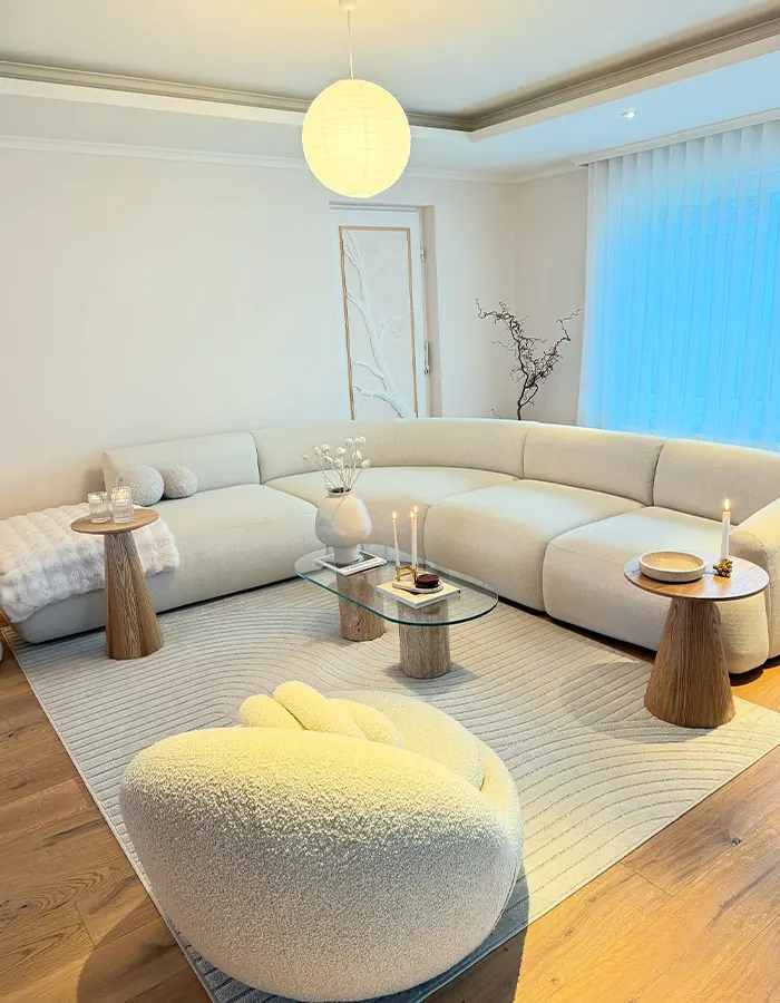 Sculptural Touches in a Calm White Room